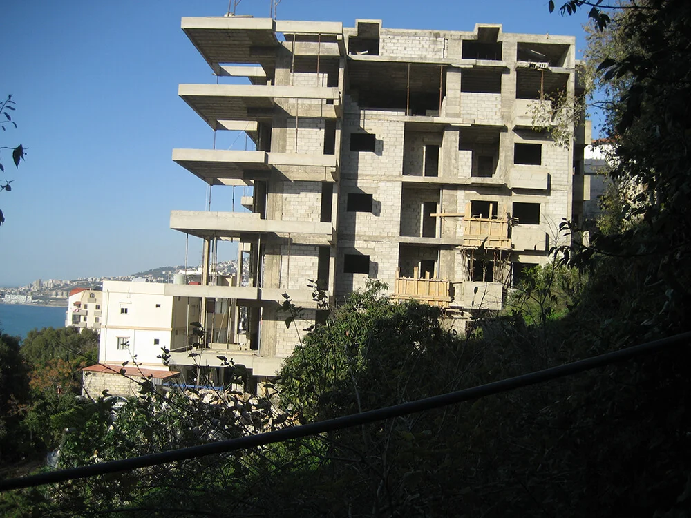 Building structure from hillside